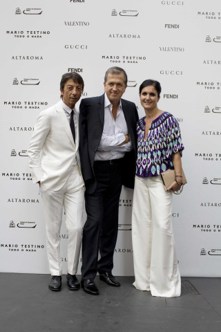 Three people standing wall white - a black tie free wallpaper