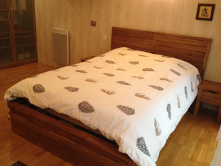 Woodcut feather pattern bed wooden - a white comforter free wallpaper