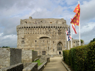 Castle flag flying side wall - edmund greacen free wallpaper