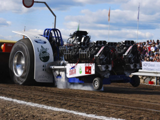 Tractor trailer large tire crowd - a large tire free wallpaper