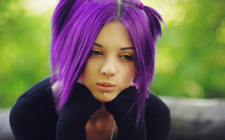 Woman purple hair piercings ears - her chin free wallpaper