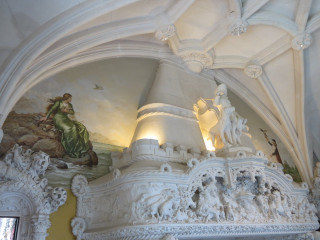 White statue painting mirror window - a mirror free wallpaper