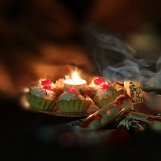 Cupcakes candle tea stilllife blurry - a still life free wallpaper for tablet