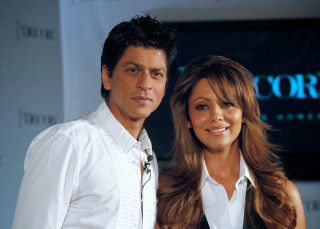 Man woman posing picture corporate - a picture together in front free wallpaper