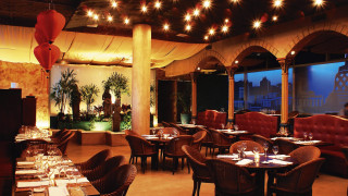 Restaurant large window city view - a restaurant free wallpaper for desktop