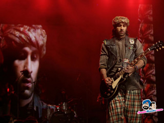 Man guitar standing picture beard - a picture of a man free wallpaper for desktop