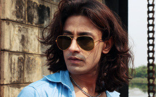 Man sunglasses blue shirt brick - bikash bhattacharjee free wallpaper