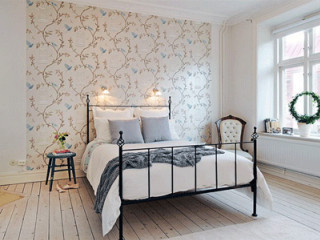 Bedroom bed window wreath wall - a wreath free wallpaper