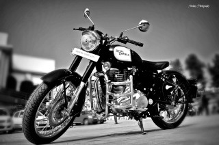 Black white motorcycle street car - single body free wallpaper