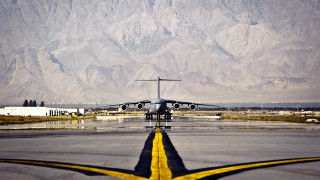 Airplane runway mountains yellow line - pathfinder free wallpaper
