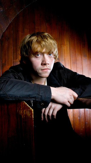 Young man wooden wall serious - eamon everall free wallpaper for mobile