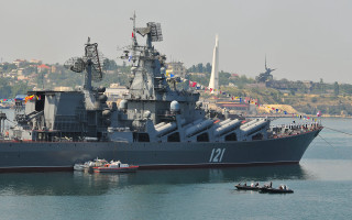 Large ship tugboat smallboat cityscape - a small boat free wallpaper