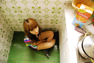 Woman sitting floor kitchen sink - a sink free wallpaper