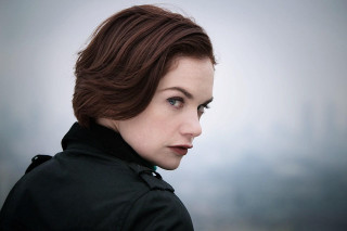 Woman black coat city background - leesha hannigan free wallpaper