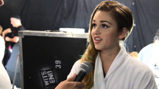 Woman microphone talking room people - a black case free wallpaper