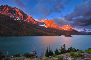 Mountain lake snowy background range - a lake in the foreground and a mountain range in the background free wallpaper
