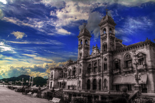 Large building clock tower cloudy 2 - a large building free wallpaper
