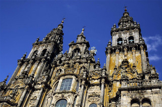 Large building clock sky background - a large building free wallpaper for desktop