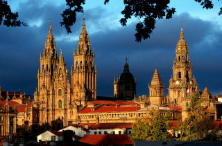Cathedral clock tower city skyline - a large cathedral free wallpaper