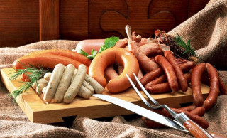 Wooden cutting board sausages pretzels - bela čikoš sesija free wallpaper
