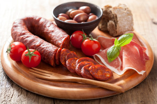 Wooden plate meat vegetables tomatoes - carpoforo tencalla free wallpaper
