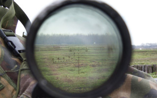 Field through magnifyingglass soldier uniform - magnifying free wallpaper for desktop