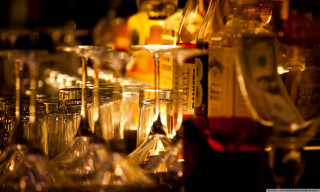 Wine glasses counter wine bottles - a row free wallpaper