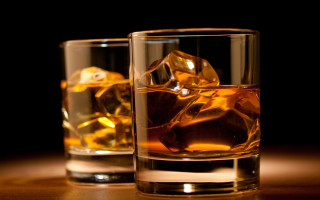 Whiskey glasses ice cubes table - ice free wallpaper