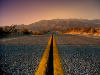 Yellow line desert road mountains - mountain free wallpaper
