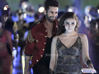 Man woman walking runway showroom - a showroom free wallpaper