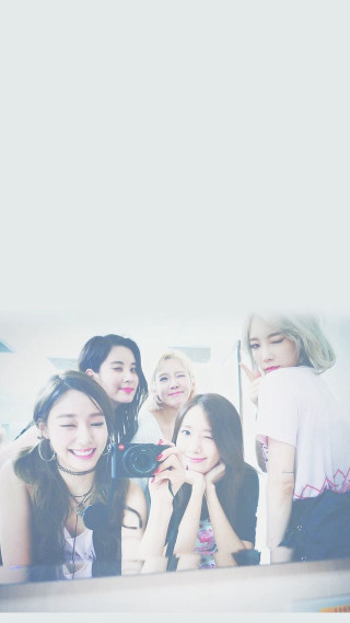 Women group mirror photo camera - free vintage wallpaper for mobile