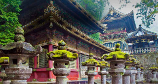 Stone pillars moss pagoda building - them in front free wallpaper
