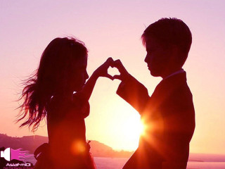 Couple people ocean sunset sun - the sun setting behind them free wallpaper