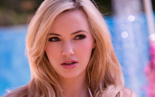 Blonde woman pink shirt blue - a pink umbrella free wallpaper