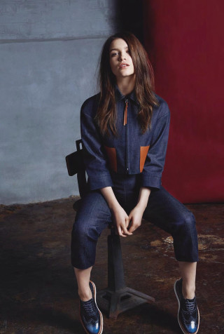 Woman sitting chair legs crossed 30 - magazine free wallpaper for mobile