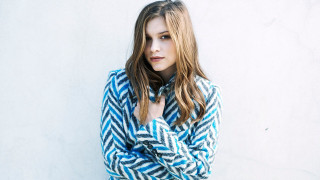 Woman arms crossed wall hand - front of a wall free wallpaper for desktop