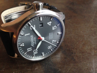 Watch black face silver hands - sharp detail free wallpaper