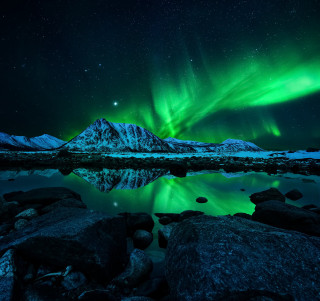 Aurora borealis mountain lake reflection - aurora free wallpaper
