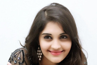 Woman smile dress arm necklace - a smile free wallpaper