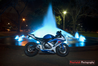 Motorcycle fountain night blue lights - the back of the motorcycle free wallpaper
