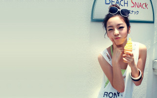 Woman holding banana sunglasses tshirt - a banana free wallpaper