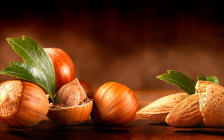 Nuts leaves table top wooden - focus free wallpaper