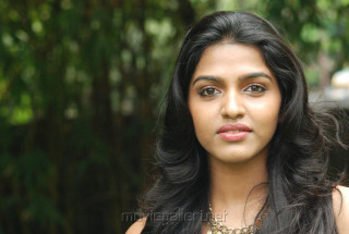 Woman long hair necklace serious 10 - jayison devadas free wallpaper