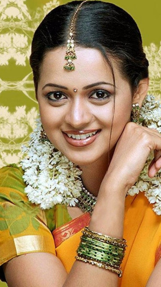 Woman yellow sari flower hair - a flower free wallpaper for mobile