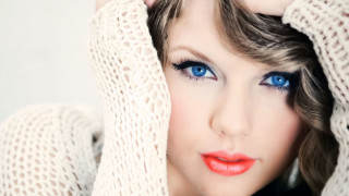 Woman blue eyes red lipstick - a red lipstick free wallpaper