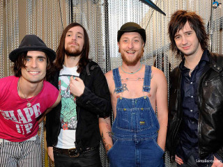 Men group curtain chains standing - chain free wallpaper