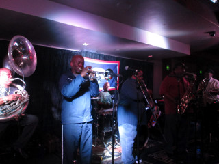 Band playing dark room singing - a trumpet free wallpaper