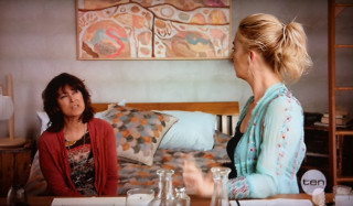 Two women talking table living - a living room free wallpaper