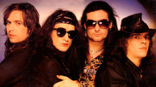 Group posing sunglasses hats rococo - a picture together in front free wallpaper