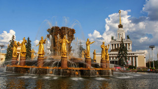 Fountain golden statues building clock - gaudy free wallpaper